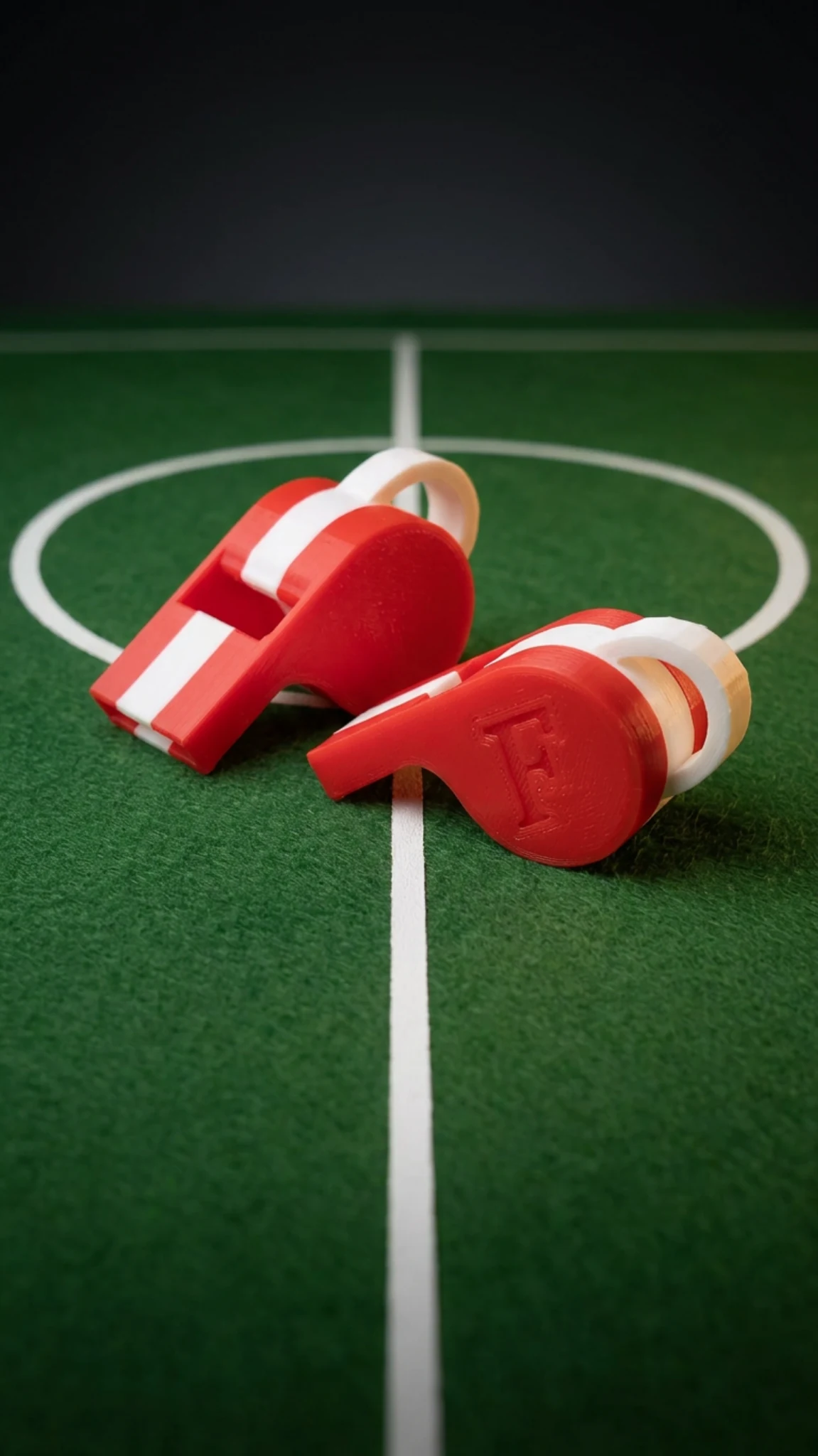 Rot-weiße Footballec Pfeifen auf dem Spielfeld