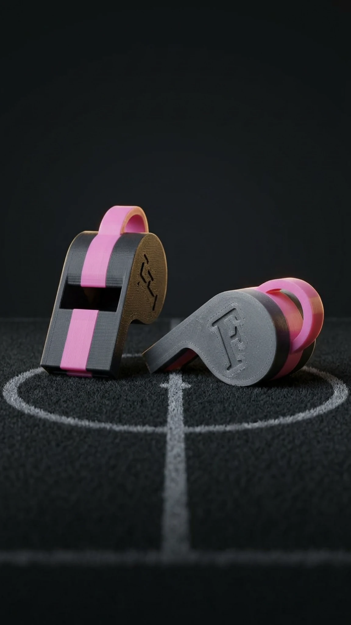 Schwarz-pinke Footballec Pfeifen auf dem Spielfeld