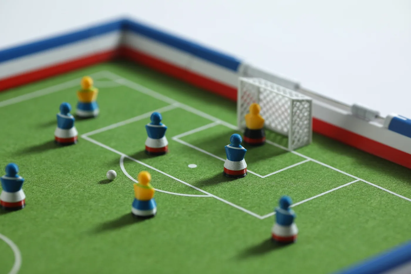 Detailansicht eines Footballec-Angriffs vor dem Tor mit französischem Bande