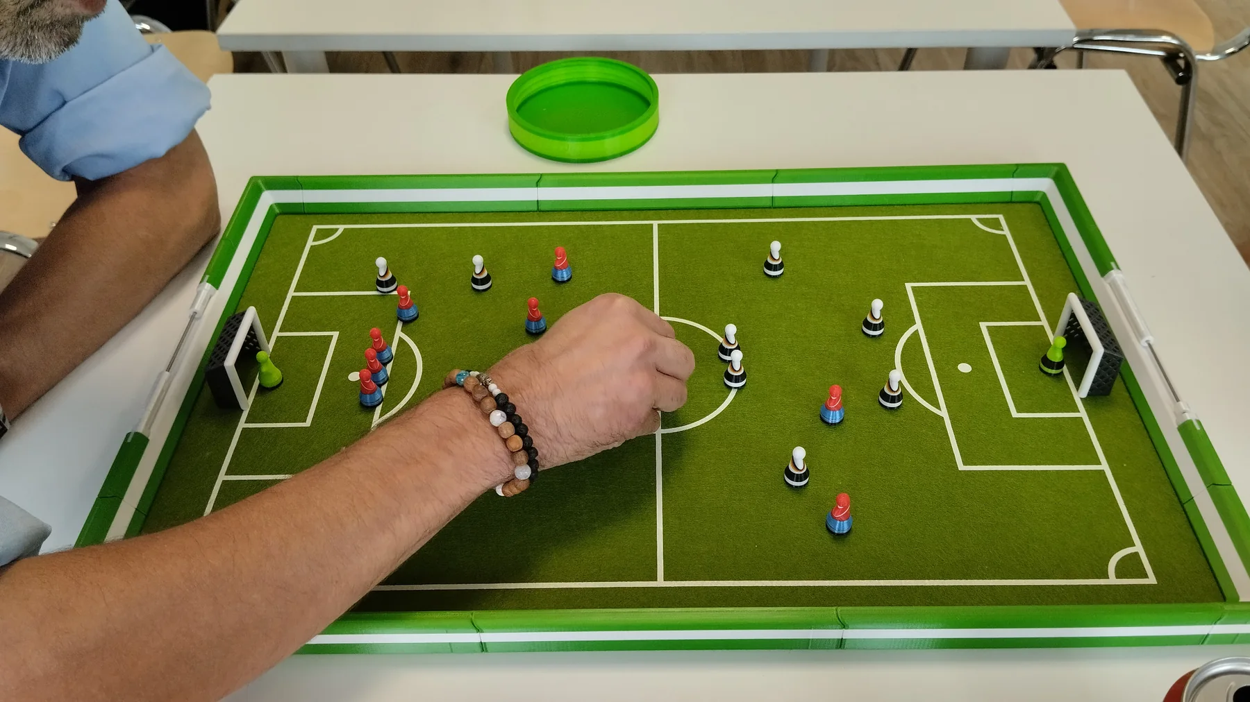 Hand direkt über dem Footballec-Spielfeld