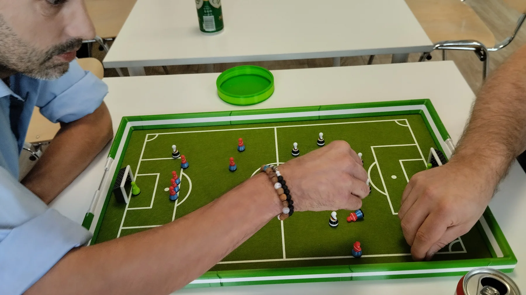 Zwei Hände im direkten Footballec-Duell